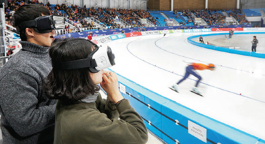 SK텔레콤은 오는 27일부터 나흘간 스페인 바르셀로나에서 열리는 '모바일 월드 콩그레스(MWC) 2017'에서 초고화질(UHD) 360도 가상현실(VR) 생방송 서비스 '360 라이브 VR'을 선보인다고 20일 밝혔다. 회사 모델이 스피드 스케이팅 경기장에서 360 라이브 VR 서비스를 체험하고 있다.   SK텔레콤 제공